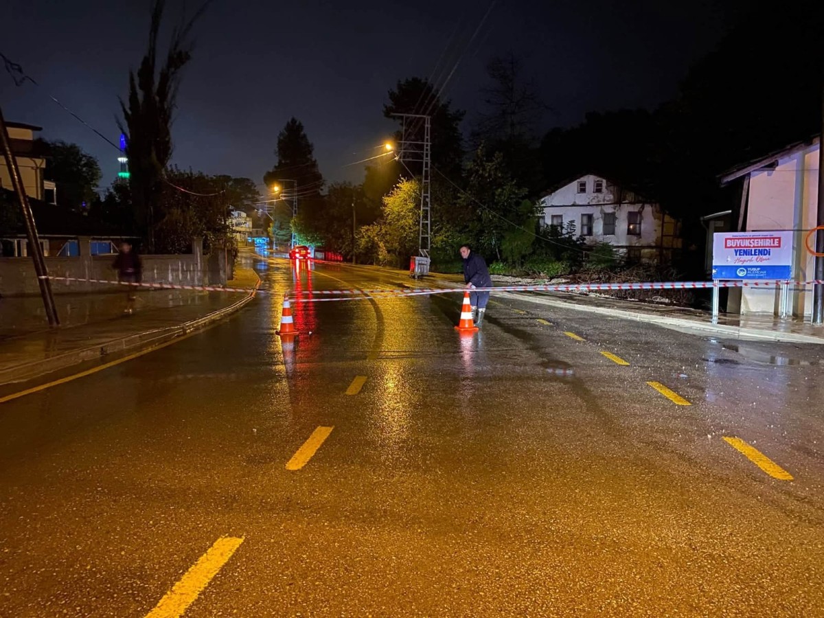 AKYAZI’DA  KAPALI KÖPRÜ VE YOLLAR 